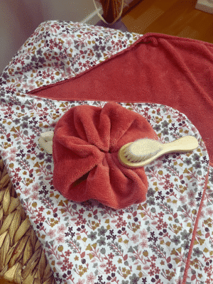 Cape de bain bébé motifs fleurs terracotta, éponge douce certifiée Oeko-Tex, 1m x 1m + fleur de douche artisanale. Idéale pour bébé et maman.