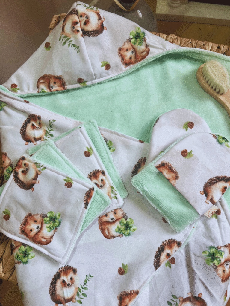 Cape de bain bébé hérissons, éponge douce certifiée Oeko-Tex, 1m x 1m + 4 lingettes de change + 2 gants de toilette lavables. Création artisanale unique, made in France. En stock – envoi rapide.
