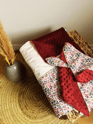 Ensemble naissance fille personnalisé : plaid bébé 75x100 cm coton Milly fleurs et minky terracotta + doudou assorti. Prénom floqué disponible. Cousu main dans le Loiret, coton certifié Oeko-Tex.