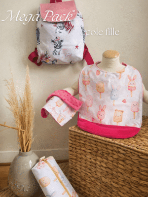 Pack école enfant savane rose : sac à dos imperméable personnalisé 35x35 cm, bavoir prénom offert, snood enfant et trousse imperméable. Création artisanale Les Créa de Jenni.