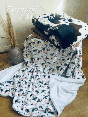 Ensemble 2 plaids thème vache cousus main : plaid petites vaches mignonnes 150x150 cm personnalisable + plaid fourrure vache 200x150 cm. Artisanat français, douceur garantie. Disponible en stock.