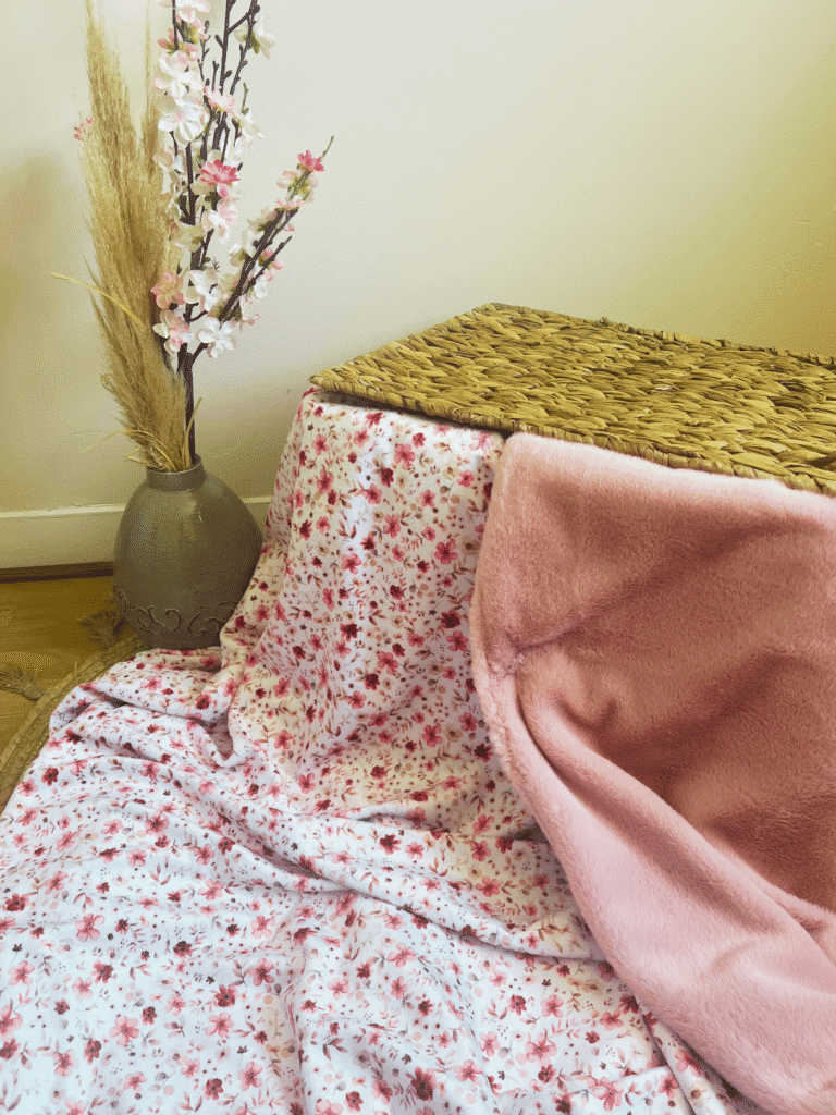 plaid printemps, plaid fleuri, plaid léger cocooning, plaid fait main France, plaid personnalisé, couverture douce printemps, plaid rose doux, plaid canapé printemps, plaid bébé printemps