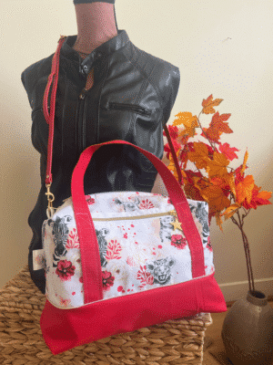Sac à langer motif savane rouge imperméable, fait main en France. Pièce unique pratique et élégante, idéale pour bébé, travail ou sorties. Disponible immédiatement.