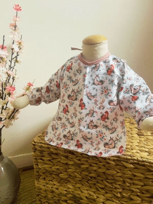 Tablier bavoir imperméable enfant motif animaux de la forêt enchantée – taille 12/24 mois. Manches longues, option prénom brodé. Idéal pour peinture, repas et activités créatives. Fabrication artisanale dans le Loiret – Les Créa de Jenni.