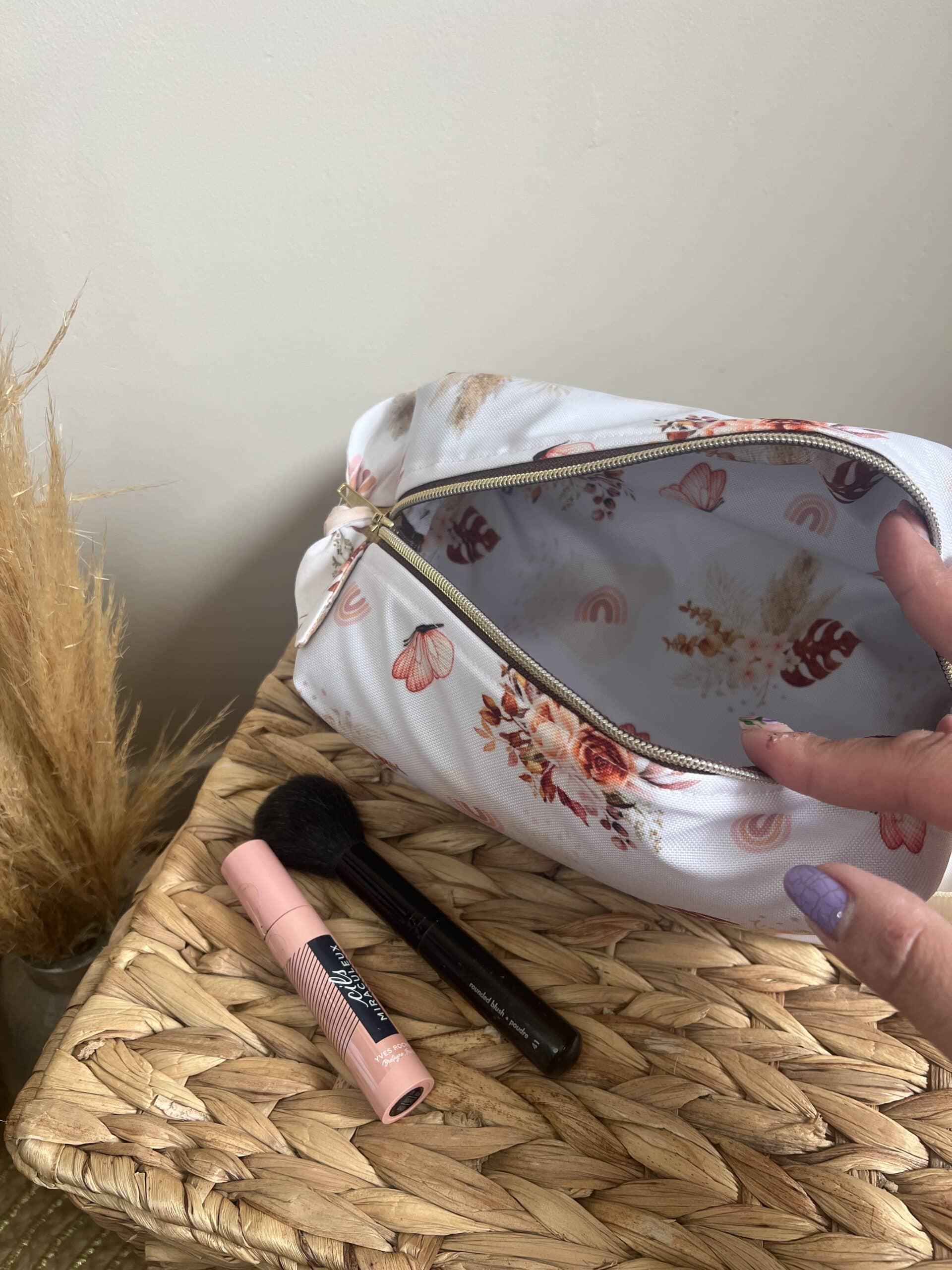Trousse imperméable à fleurs - en stock – Image 6