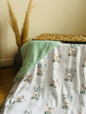Plaid cocooning 200x200 cm motif koalas, ultra doux avec revers doudou vert d’eau. Cousu main en France, disponible immédiatement. Idéal pour toute la famille 💛