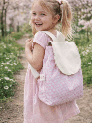 Sac à dos enfant imperméable fleurs roses personnalisé avec prénom brodé. Fait main en France, idéal crèche et maternelle. En stock, expédition rapide.