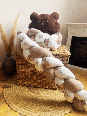 Tour de lit tressé 3 brins 2M avec coussin ourson inclus. Fait main en France, coton et jersey certifiés, doux et sécurisé. Disponible immédiatement 💛