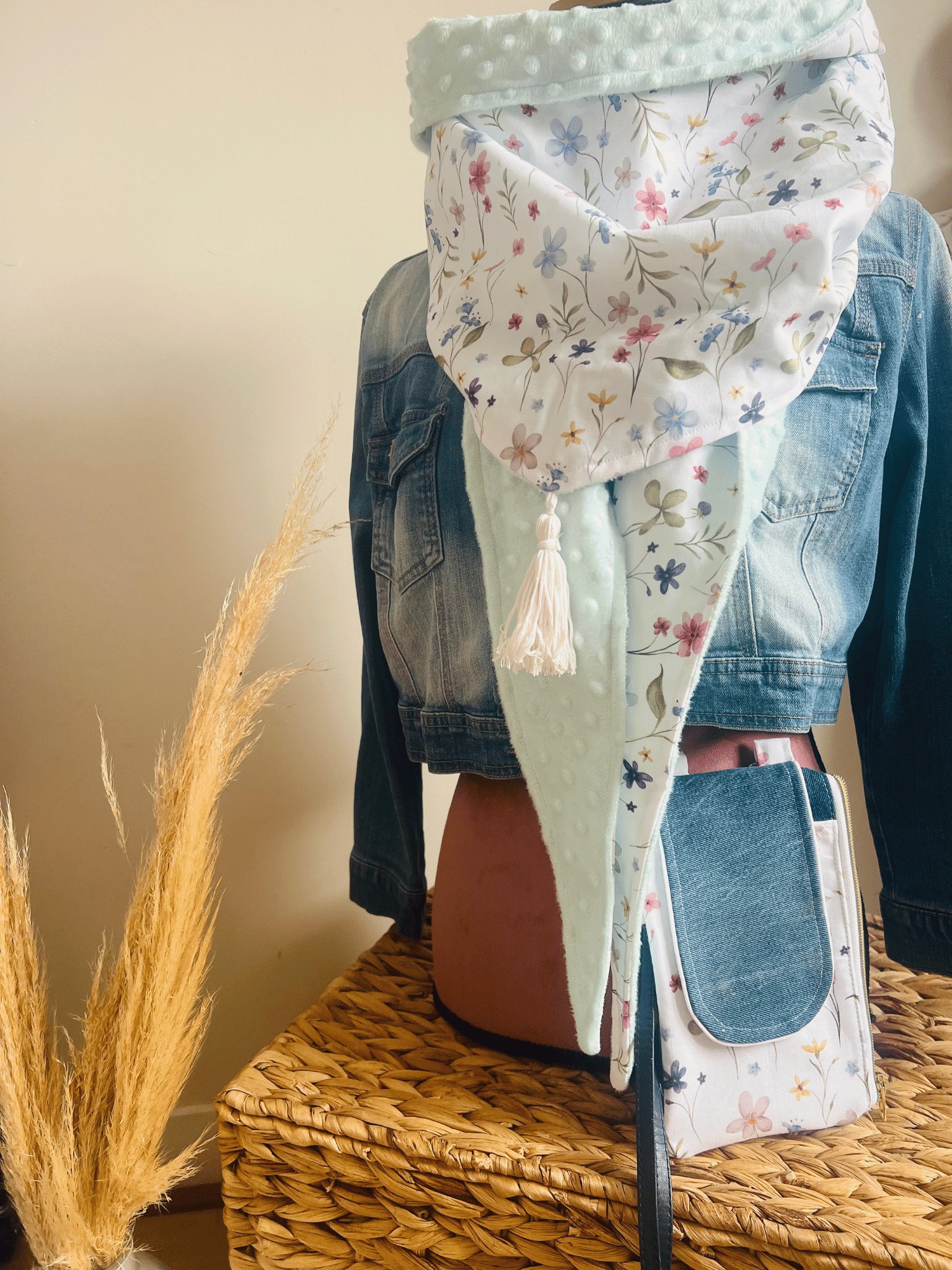Ensemble écharpe douce et pochette bandoulière cousu main en France. Duo pratique et cocooning pour femmes actives : liberté, douceur et style au quotidien. Série limitée.