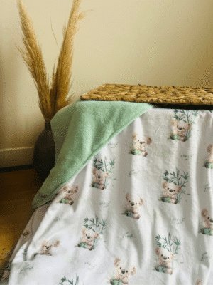 Plaid cocooning 200x200 cm motif koalas, ultra doux avec revers doudou vert d’eau. Cousu main en France, disponible immédiatement. Idéal pour toute la famille 💛