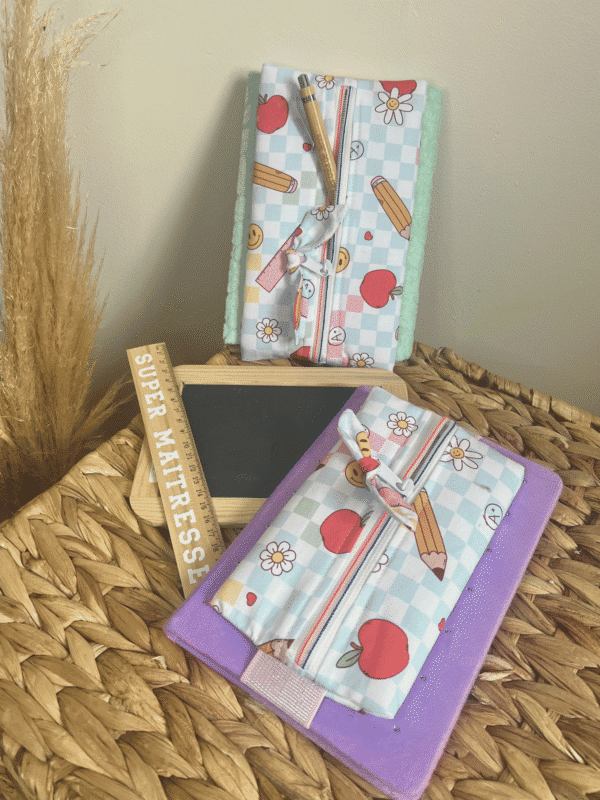 Cadeau de fin d’année personnalisé pour maîtresse, nounou, ATSEM ou AESH : trousse élastique pour carnet faite main, règle personnalisée et stylo offert. Création artisanale Les Créa de Jenni.