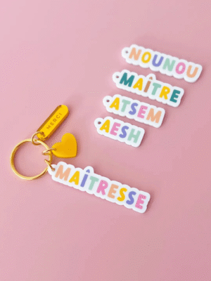 Porte-clés personnalisé maîtresse, nounou, ATSEM, AESH ou maître. Cadeau de fin d’année coloré avec prénom personnalisé, prêt à offrir. Création française Print Your Love.