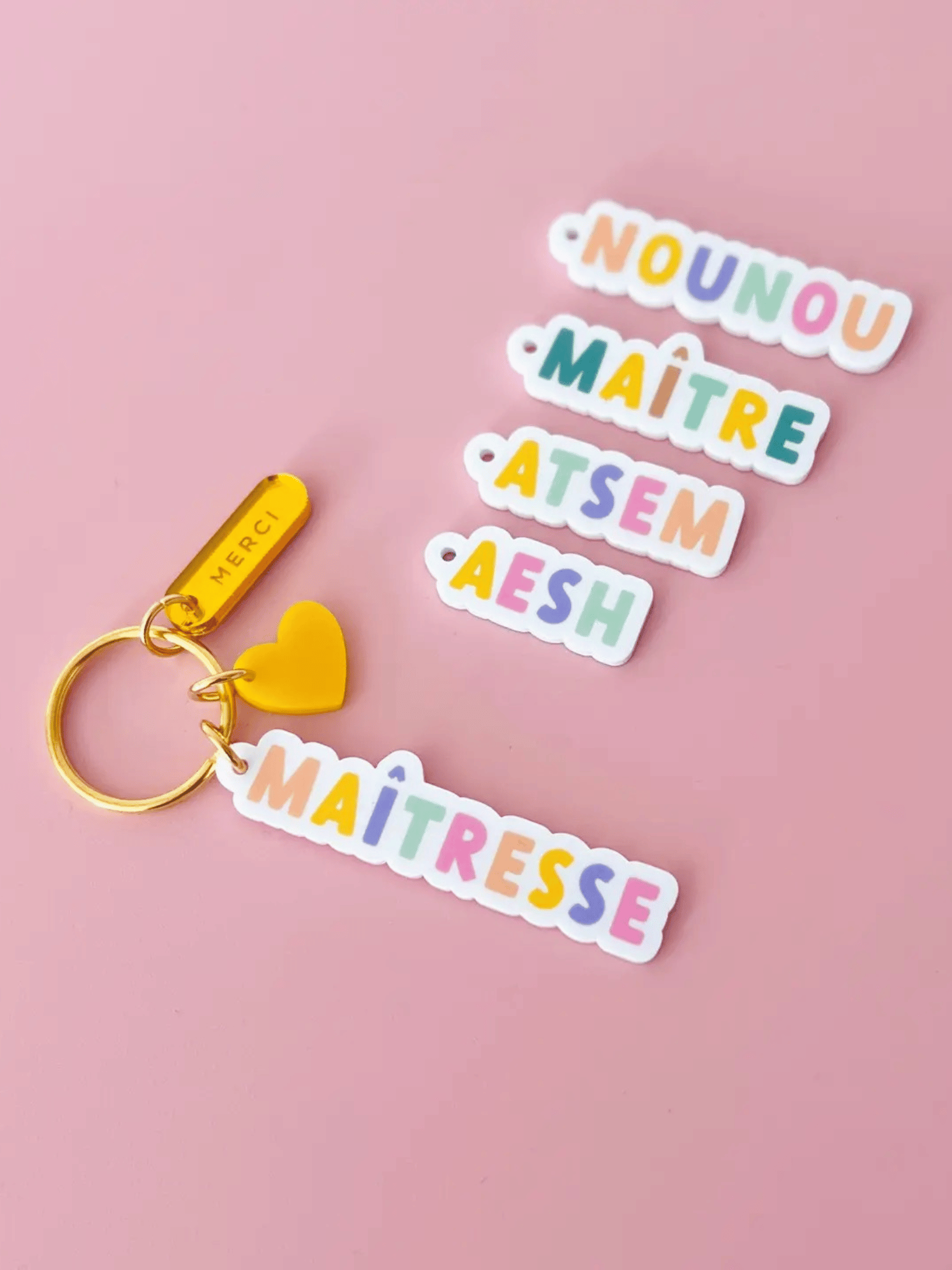 Porte-clés personnalisé maîtresse, nounou, ATSEM, AESH ou maître. Cadeau de fin d’année coloré avec prénom personnalisé, prêt à offrir. Création française Print Your Love.