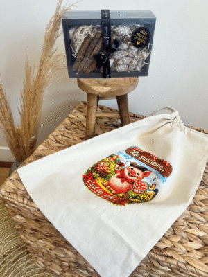 Offrez un coffret fête des pères original avec sac à saucissons 40x30 cm et 15 minis saucissons artisanaux des Douceurs de Cécé à Nargis. Cadeau gourmand et local expédié dès le 10 juin.