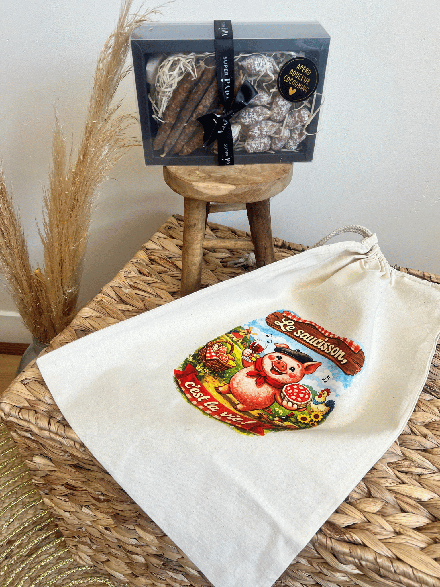 Offrez un coffret fête des pères original avec sac à saucissons 40x30 cm et 15 minis saucissons artisanaux des Douceurs de Cécé à Nargis. Cadeau gourmand et local expédié dès le 10 juin.