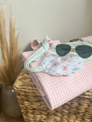 Étui à lunettes avec lanière à accrocher au sac. Pratique, léger et sécurisé avec fermeture pression. Création artisanale cousue main en France.