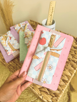 Cadeau de fin d’année personnalisé pour maîtresse, nounou, ATSEM ou AESH : trousse élastique pour carnet faite main, règle personnalisée et stylo offert. Création artisanale Les Créa de Jenni.