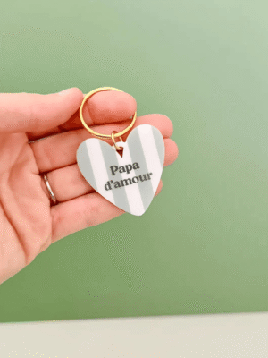 Porte-clé Papa d’amour en forme de cœur, une idée cadeau tendre et originale pour la fête des pères. Création artisanale Print Your Love, parfaite pour faire plaisir avec émotion.