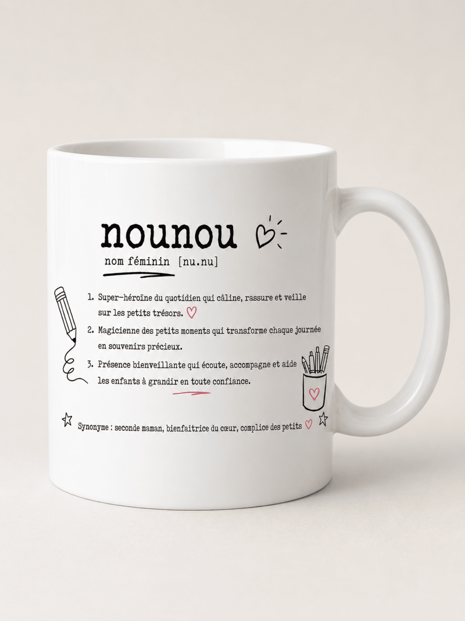 Tasse personnalisée Nounou, Maîtresse ou ATSEM – Une idée cadeau originale et pleine d’émotion pour remercier les personnes qui accompagnent vos enfants toute l’année. Design doux et exclusif Les Créa de Jenni.