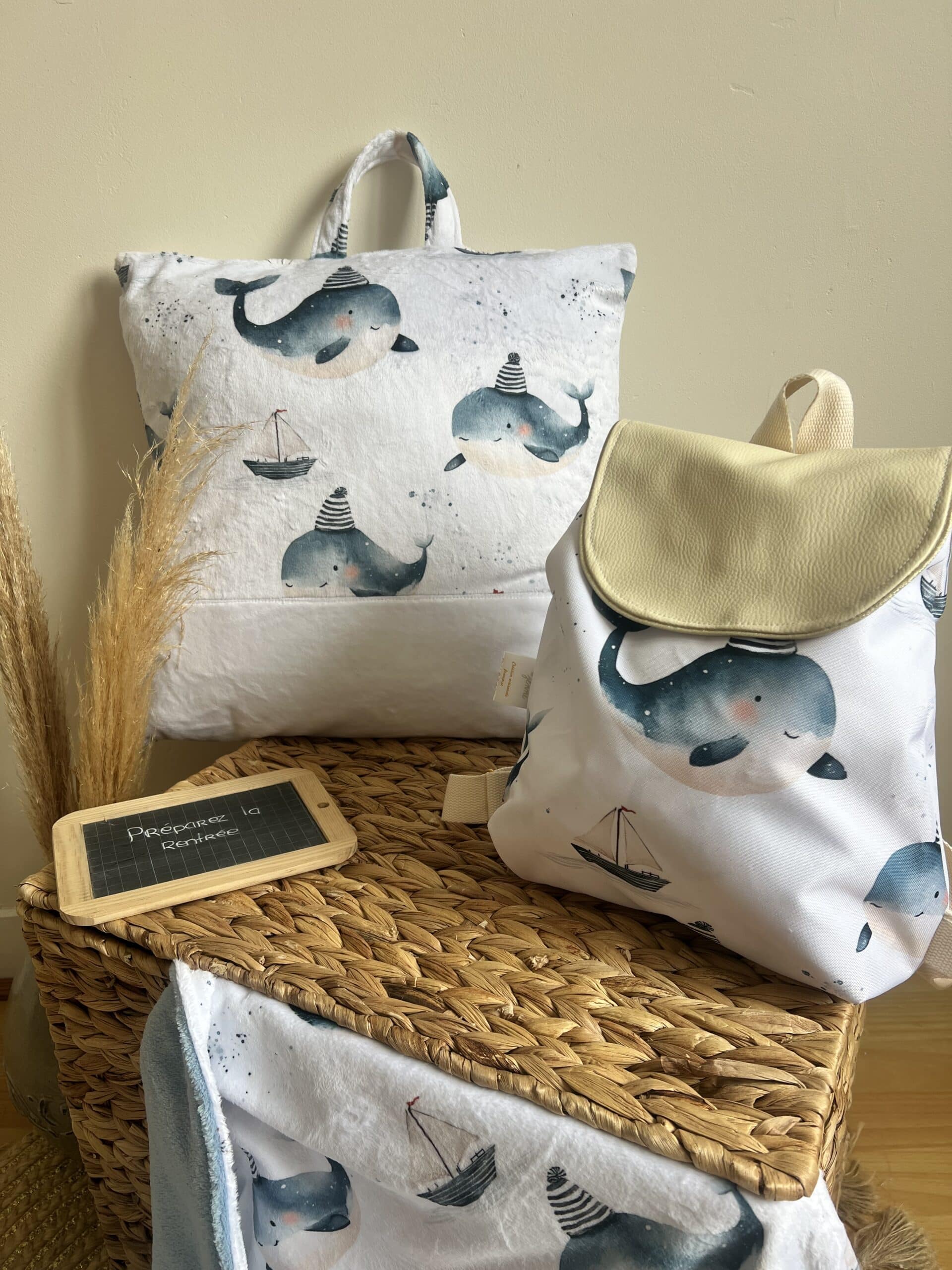Pack Complet motif Baleine – Sac à Dos, Coussin & Plaid Douceur en stock – Image 3