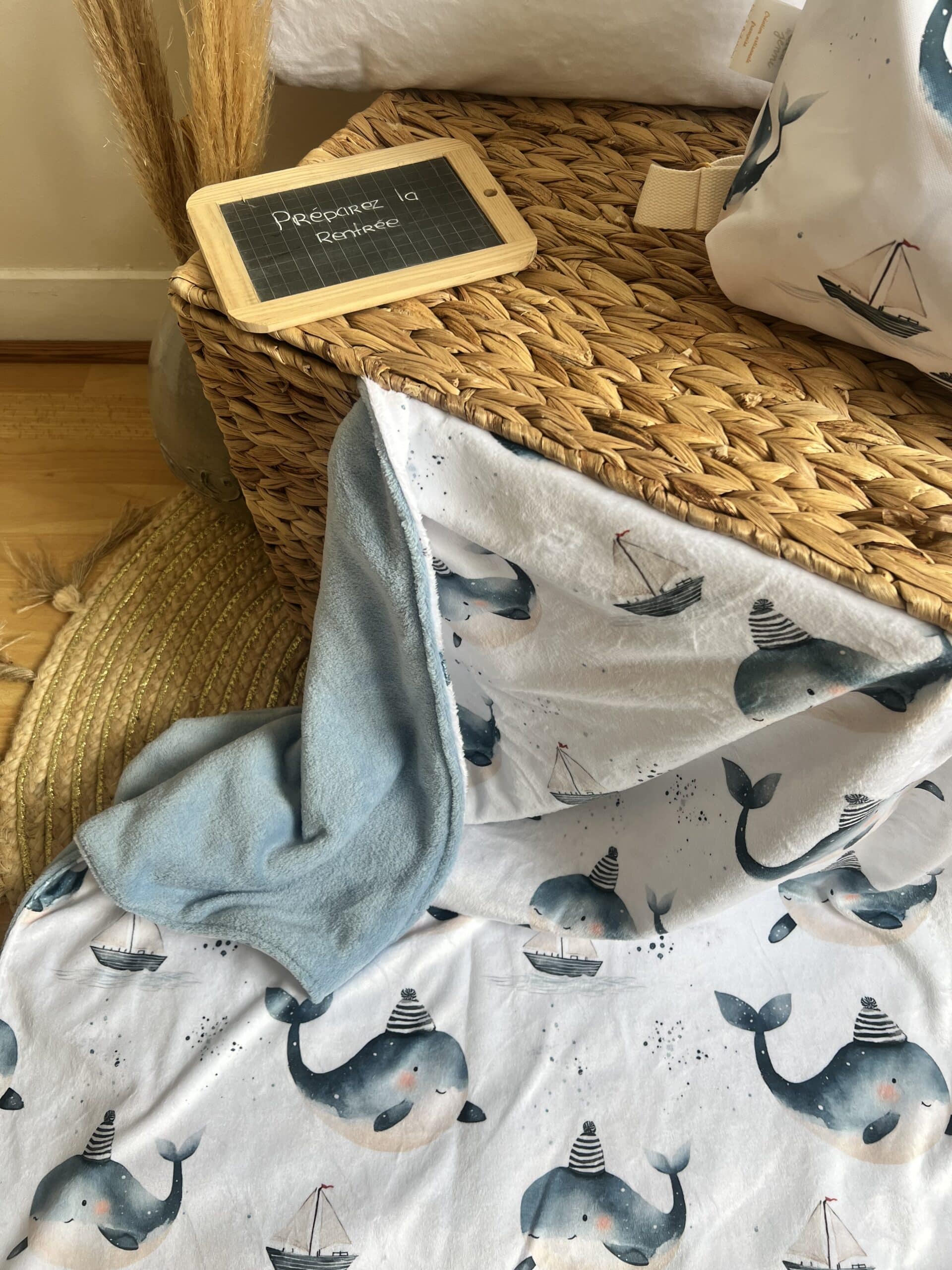 Pack Complet motif Baleine – Sac à Dos, Coussin & Plaid Douceur en stock – Image 2