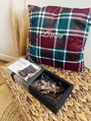 Coffret cadeau Papa composé d'un coussin personnalisé en tissu exclusif brodé et d'un assortiment de saucissons artisanaux. Une idée cadeau originale, gourmande et cocooning, fabriquée dans le Loiret.