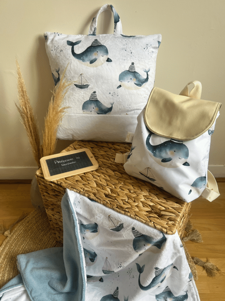 Pack sieste personnalisé enfant avec sac à dos imperméable baleine, coussin déhoussable 45x45 cm et plaid ultra doux. Motif exclusif Les Créa de Jenni, personnalisable avec prénom, disponible en stock et fabriqué artisanalement en France.