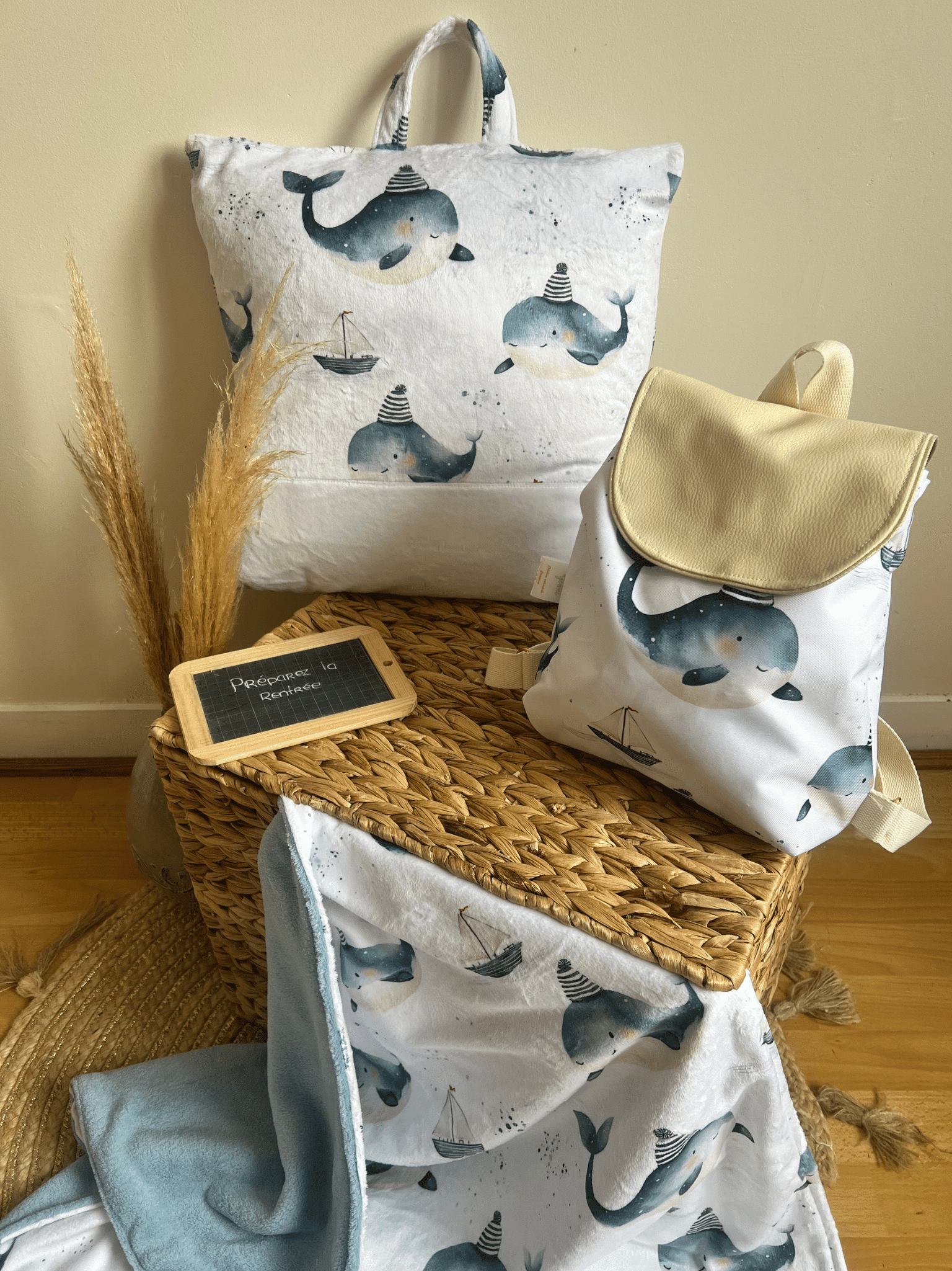 Pack sieste personnalisé enfant avec sac à dos imperméable baleine, coussin déhoussable 45x45 cm et plaid ultra doux. Motif exclusif Les Créa de Jenni, personnalisable avec prénom, disponible en stock et fabriqué artisanalement en France.