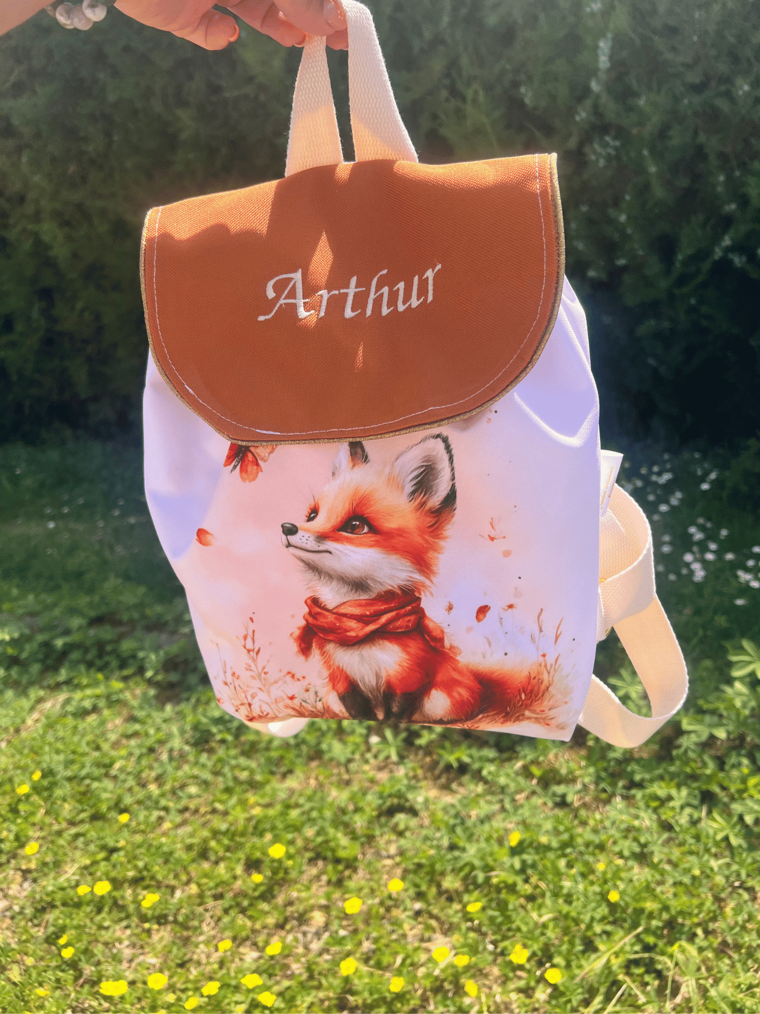 Sac à dos enfant personnalisé Renard avec prénom brodé. Tissu extérieur imperméable, dimensions 35 x 35 cm, fabrication artisanale dans le Loiret. Création unique confectionnée à la commande sous 3 à 4 semaines.