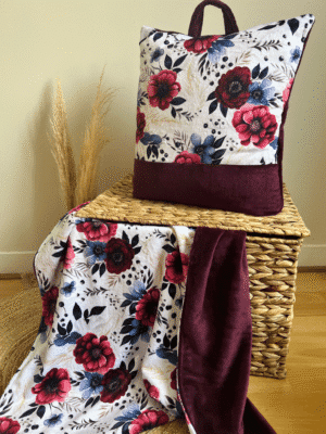Kit sieste personnalisé Fleurs Mauve & Prune en stock avec coussin déhoussable et plaid en doudou prune. Prénom brodé possible, expédition rapide.