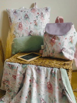 Pack sieste personnalisé Fées en stock avec sac à dos imperméable, coussin déhoussable et plaid ultra doux. 2 prénoms offerts, expédition rapide.