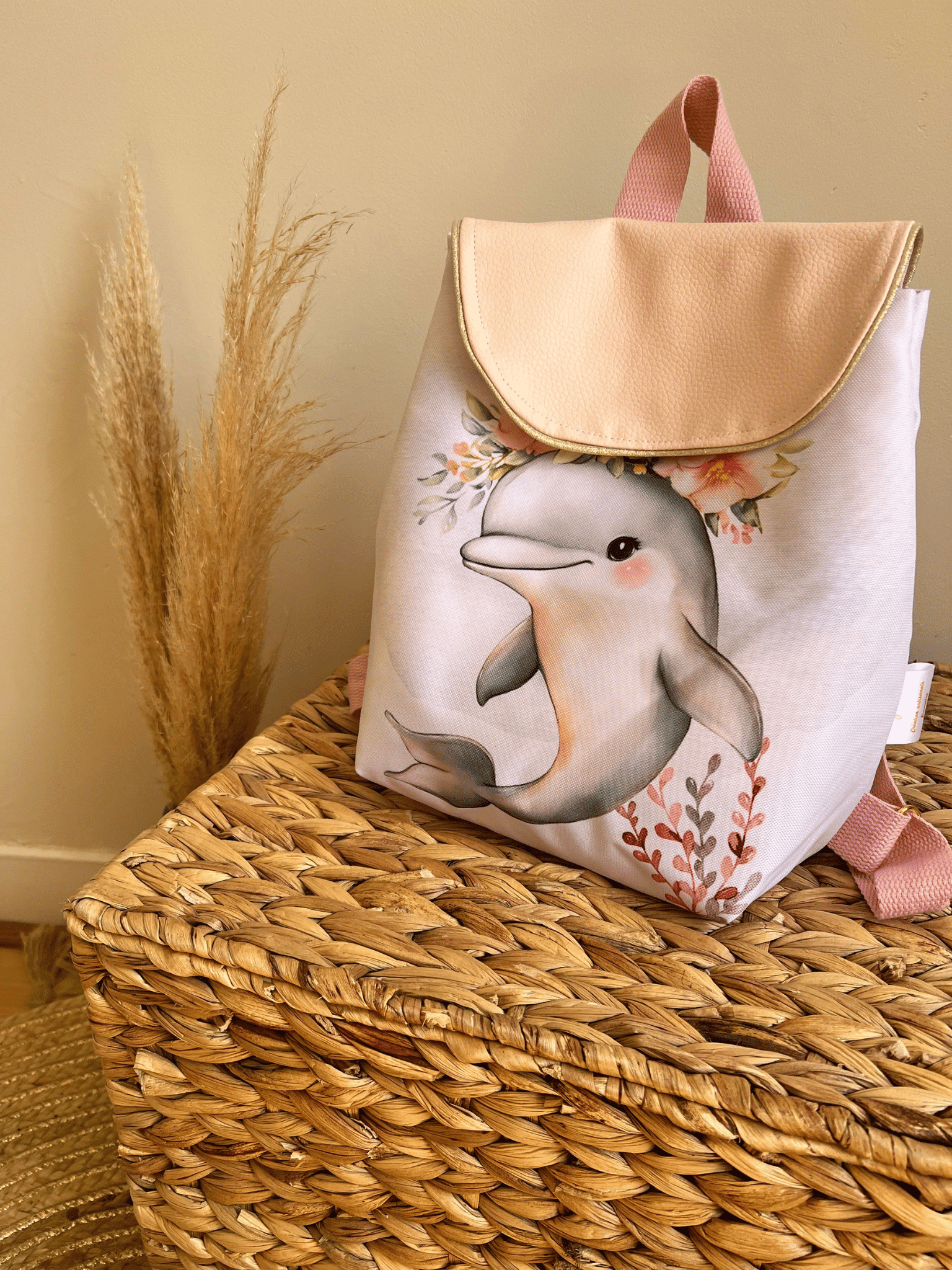 Sac à dos enfant personnalisé imperméable avec motif dauphin. Création artisanale dans le Loiret, prénom brodé, idéal pour la maternelle et la crèche.