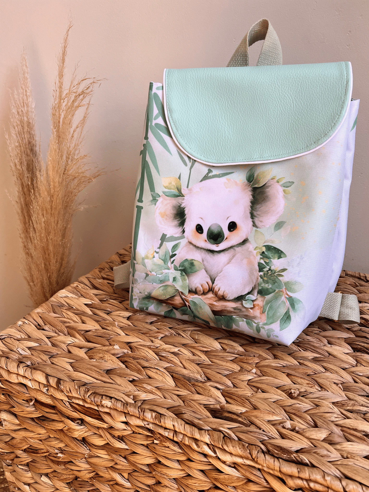 Sac à dos enfant personnalisé imperméable motif koala vert d'eau. Création artisanale dans le Loiret avec prénom brodé, idéal pour la maternelle et la crèche.