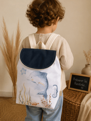 Sac à dos maternelle personnalisé Baleine Aquarelle en tissu imperméable. Création artisanale cousue main, prénom brodé, en stock avec expédition rapide. Idéal pour la crèche et la maternelle.