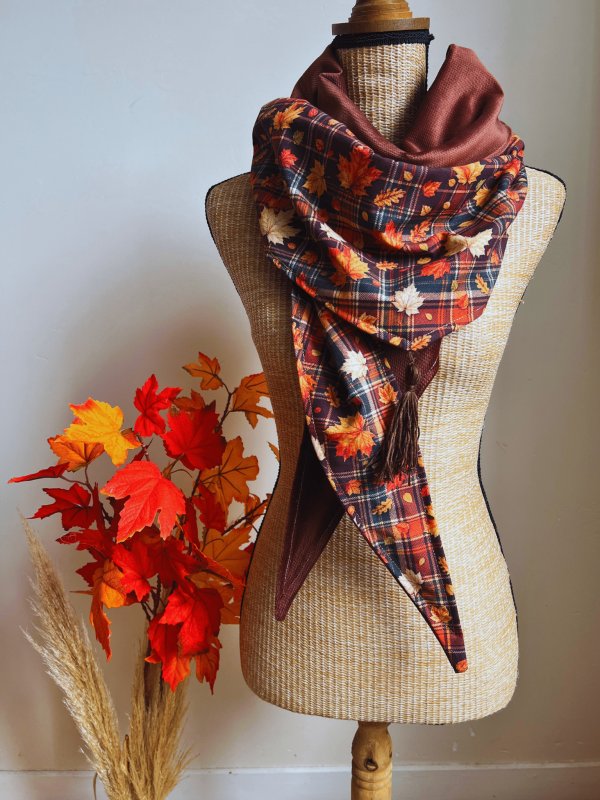 Chèche femme d’automne fait main aux motifs écossais et feuilles colorées. Écharpe chaude et enveloppante de 180 x 25 cm, cousue artisanalement en France.