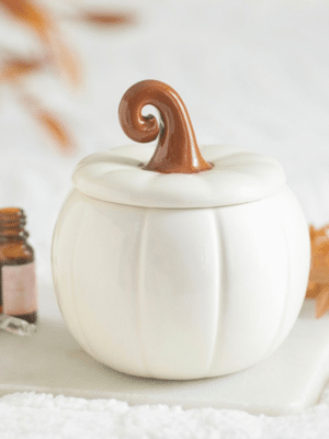 Brûleur à huile citrouille blanche, idéal pour créer une ambiance cocooning et une décoration d’automne chaleureuse. Disponible en précommande.