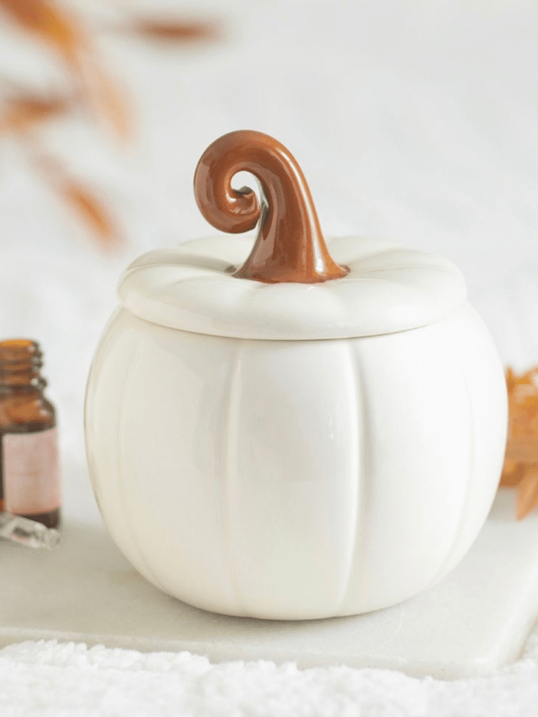 Brûleur à huile citrouille blanche, idéal pour créer une ambiance cocooning et une décoration d’automne chaleureuse. Disponible en précommande.