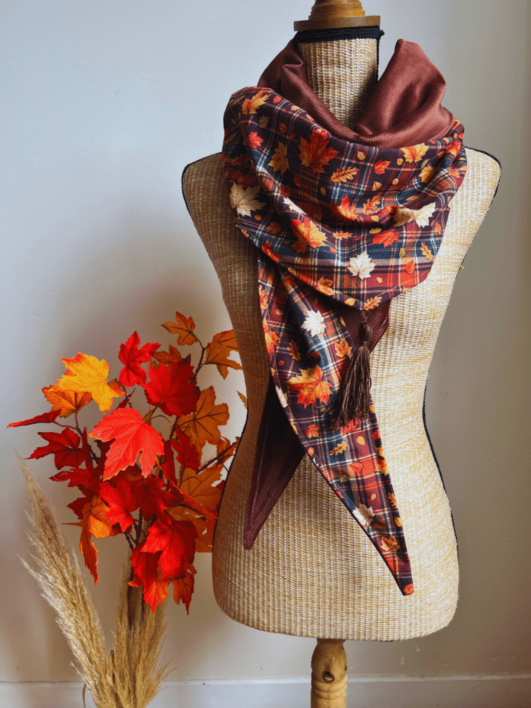 Chèche femme d’automne fait main aux motifs écossais et feuilles colorées. Écharpe chaude et enveloppante de 180 x 25 cm, cousue artisanalement en France.