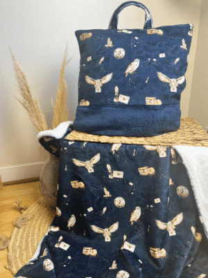 Kit sieste maternelle personnalisé bleu marine avec coussin 45 × 45 cm et plaid ultra doux 75 × 100 cm. Prénom brodé. En stock, envoi rapide.