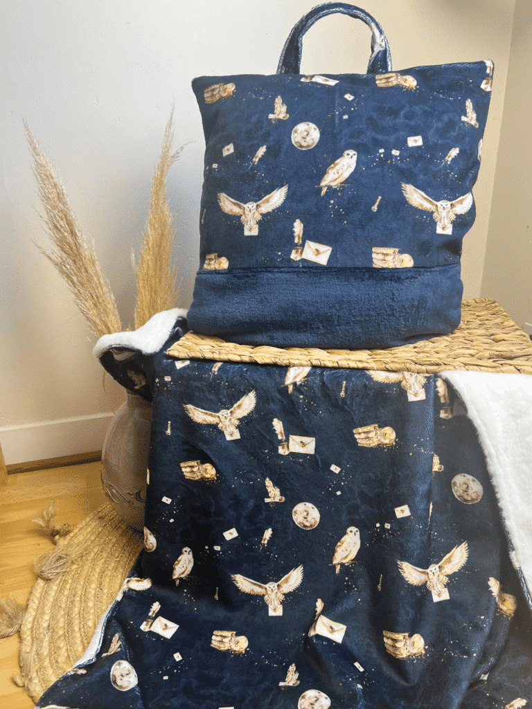 Kit sieste maternelle personnalisé bleu marine avec coussin 45 × 45 cm et plaid ultra doux 75 × 100 cm. Prénom brodé. En stock, envoi rapide.
