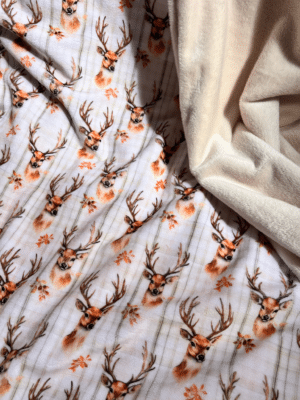 Plaid XXL Cerfs d’Automne 200 x 200 cm avec verso écru ultra doux. Confectionné à la main, en stock et disponible en envoi rapide.