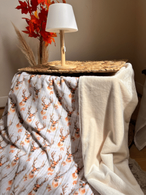 Plaid Cerf d’automne ultra doux avec dos écru. Disponible en 150 × 150 ou 200 × 150 cm et confectionné à la main en France. Un vrai cocon !