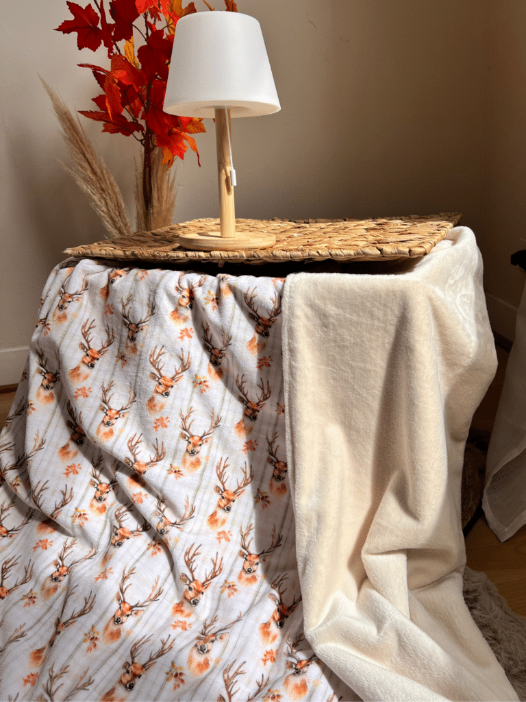 Plaid Cerf d’automne ultra doux avec dos écru. Disponible en 150 × 150 ou 200 × 150 cm et confectionné à la main en France. Un vrai cocon !