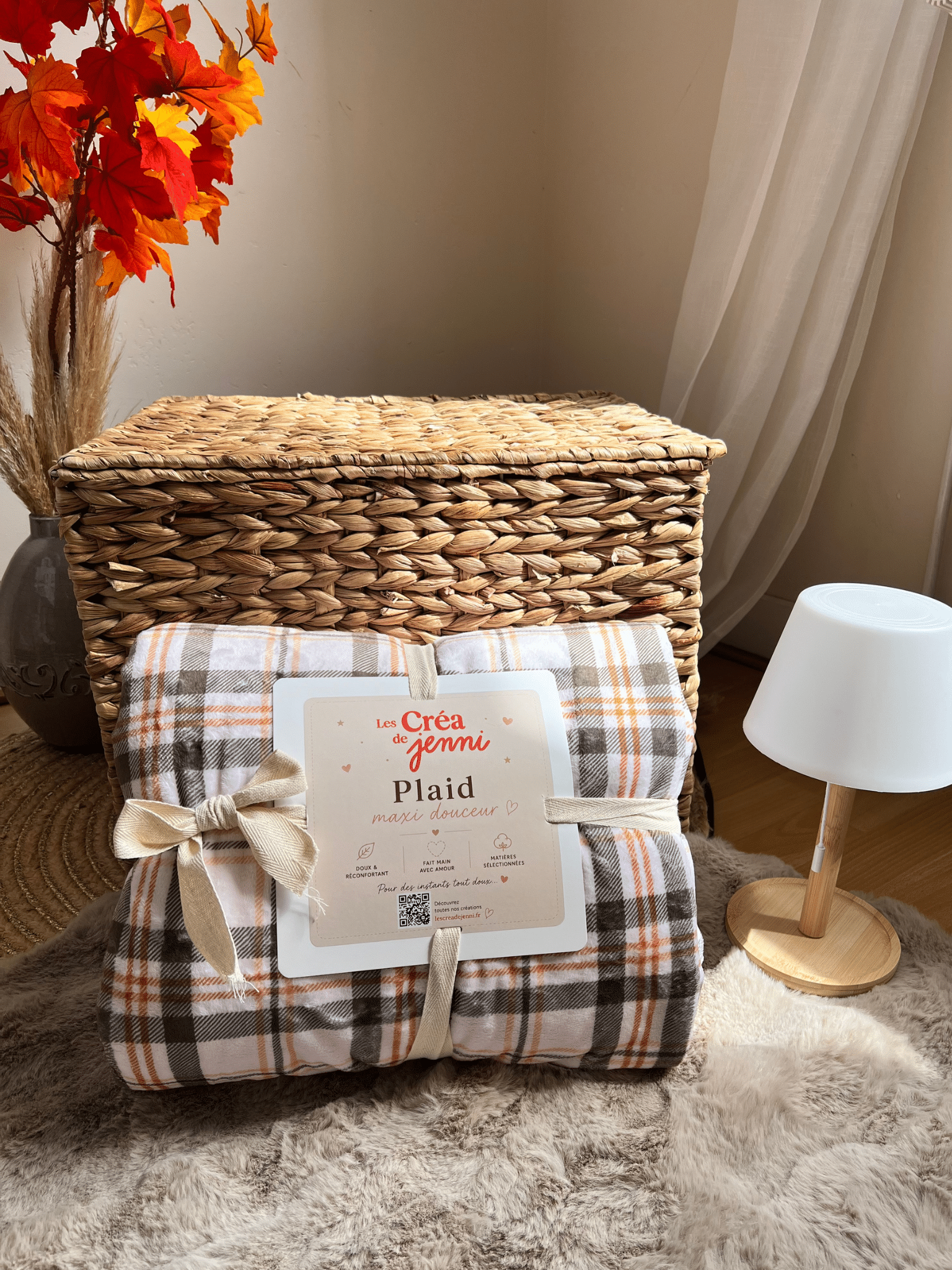 Plaid écossais d’automne ultra doux cousu main en France. Deux couches de douceur, coloris marron et orange. Disponible en 150 x 150 ou 200 x 150 cm.