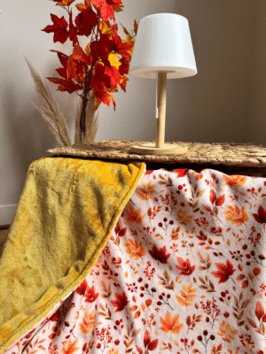 Plaid d’automne feuilles ultra doux cousu main en France, avec verso moutarde. Deux couches de douceur. Disponible en 150 x 150 ou 200 x 150 cm.