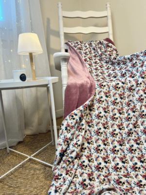 Plaid tête de mort et roses 200 x 150 cm avec verso vieux rose ultra doux. Cousu main dans le Loiret, en stock et disponible en envoi rapide.