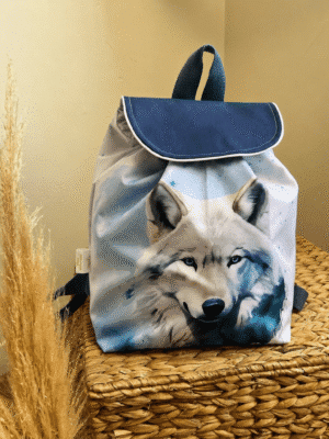 Sac à dos enfant Loup imperméable, grand format 45 x 45 cm. Fait main, fermeture par cordon et prénom brodé en option. En stock, envoi rapide.
