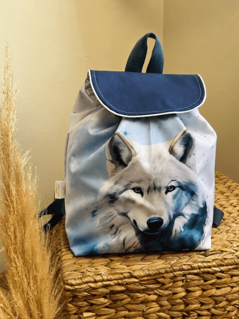 Sac à dos enfant Loup imperméable, grand format 45 x 45 cm. Fait main, fermeture par cordon et prénom brodé en option. En stock, envoi rapide.