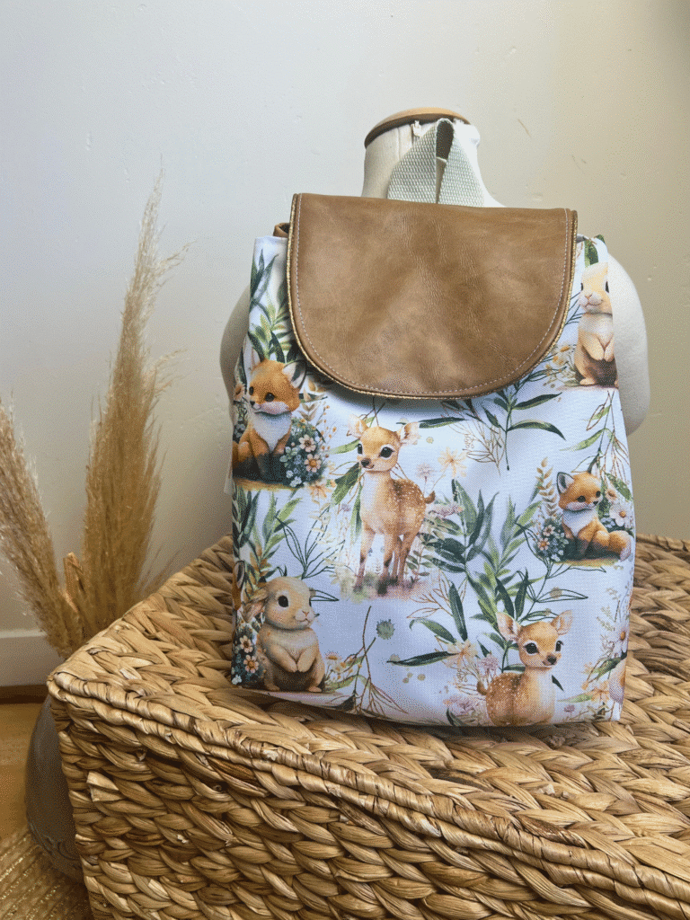Sac à dos enfant Animaux de la Forêt imperméable, 35 × 35 cm, avec rabat camel et prénom brodé en option. En stock et expédié rapidement.