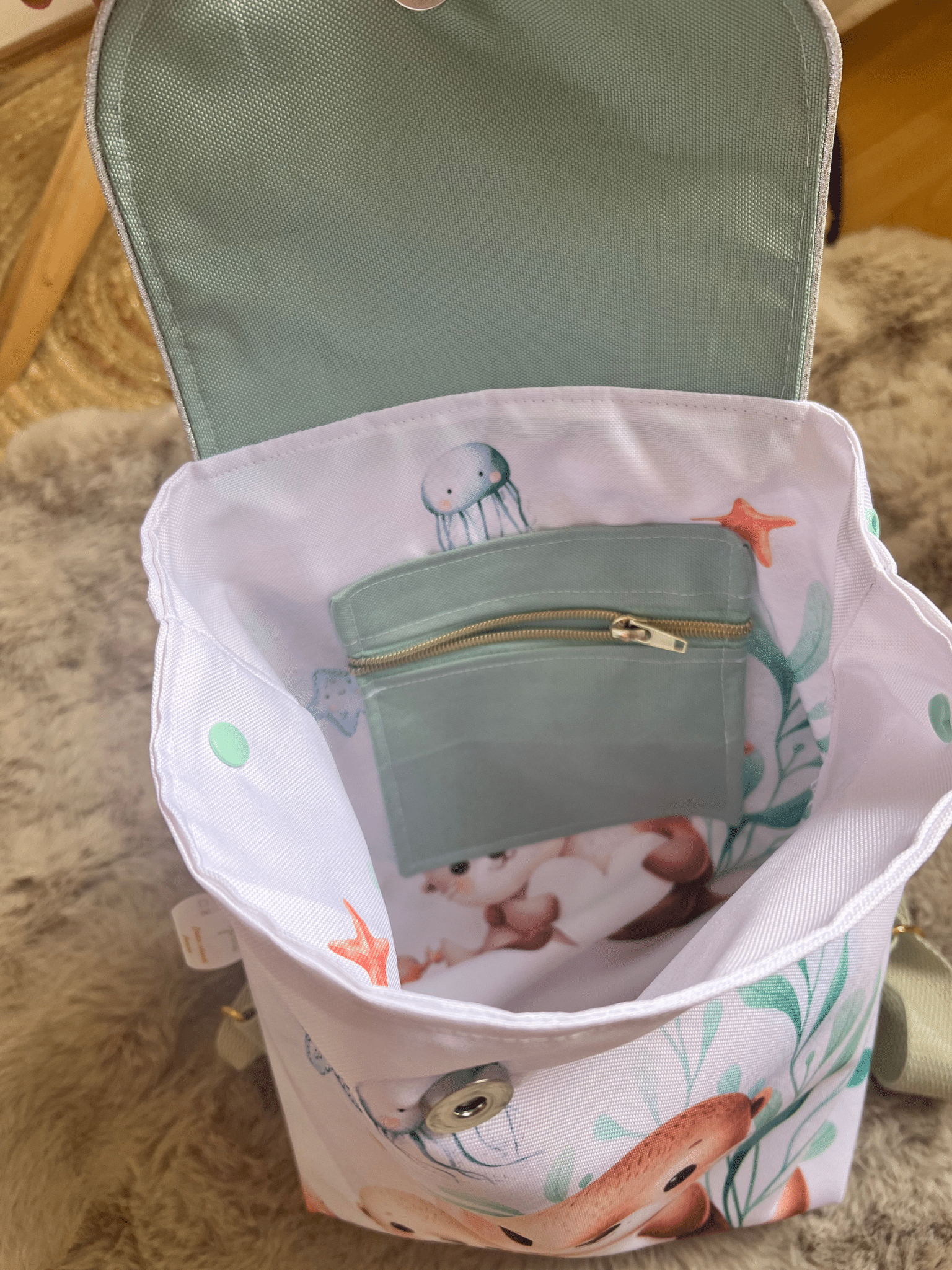 Sac à dos imperméable motif Loutre - en stock – Image 3
